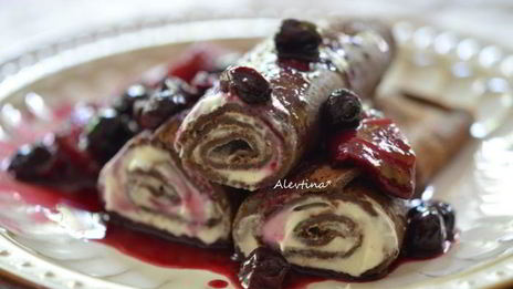 шоколадные блинчики с ягодным соусом