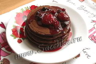 Шоколадные панкейки с ягодным соусом
