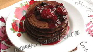 Шоколадные панкейки с ягодным соусом