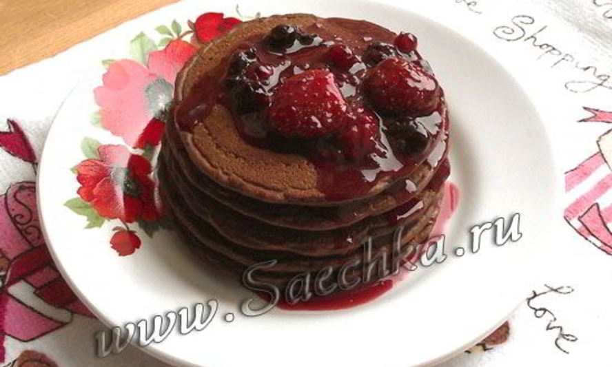 Рецепт шоколадных панкейков с ягодным соусом