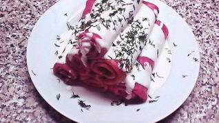 Свекольные блинчики с пикантным соусом