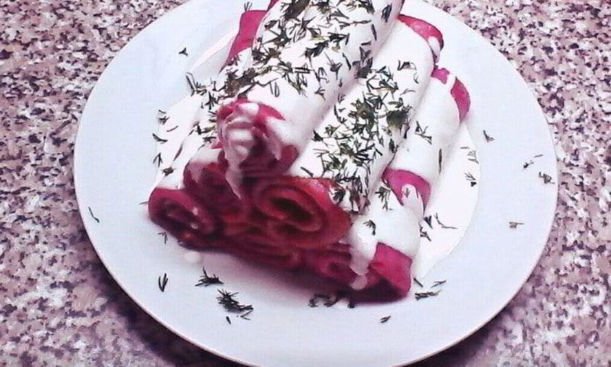 Рецепт свекольных блинчиков с пикантным соусом