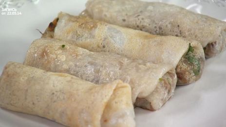 тонкие крахмальные блинчики с фаршем из молодой капусты