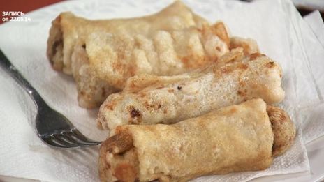 тонкие крахмальные блинчики с фаршем из молодой капусты