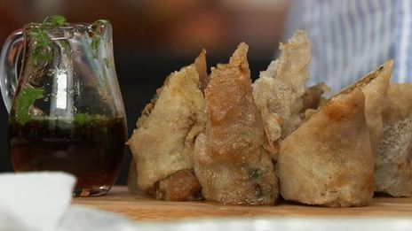 тонкие крахмальные блинчики с фаршем из молодой капусты