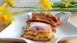 Запеченные блинчики с яблоками и сгущенкой