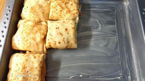 запеченные блинчики с яблоками и сгущенкой