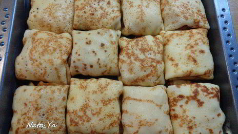 запеченные блинчики с яблоками и сгущенкой