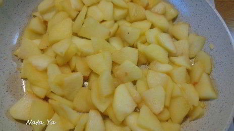 запеченные блинчики с яблоками и сгущенкой