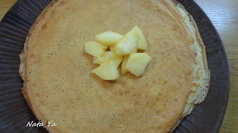 запеченные блинчики с яблоками и сгущенкой