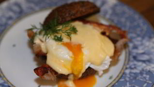 Булочка с яйцом пашот и беконом под соусом голландез