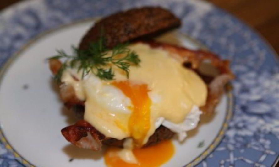 Рецепт булочки с яйцом пашот и беконом под соусом голландез