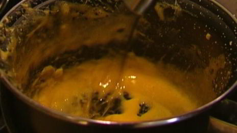 булочка с яйцом пашот и беконом под соусом голландез