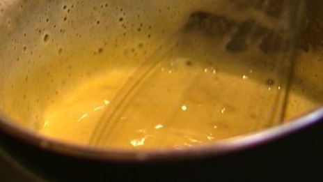 булочка с яйцом пашот и беконом под соусом голландез