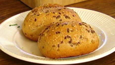 булочка с яйцом пашот и беконом под соусом голландез