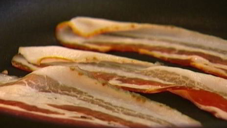 булочка с яйцом пашот и беконом под соусом голландез