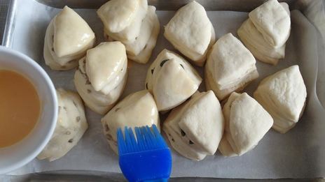 булочки — башенки из дрожжевого теста на воде без яиц