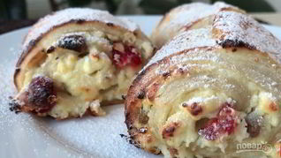 Булочки из слоеного теста с творогом и изюмом