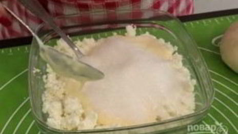 булочки из слоеного теста с творогом и изюмом