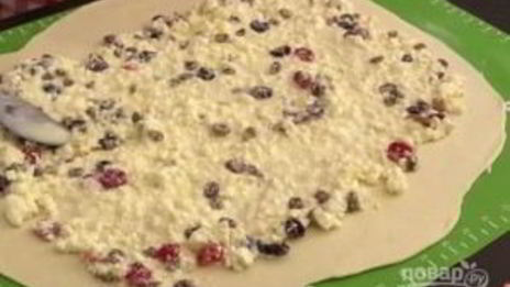 булочки из слоеного теста с творогом и изюмом