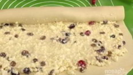 булочки из слоеного теста с творогом и изюмом