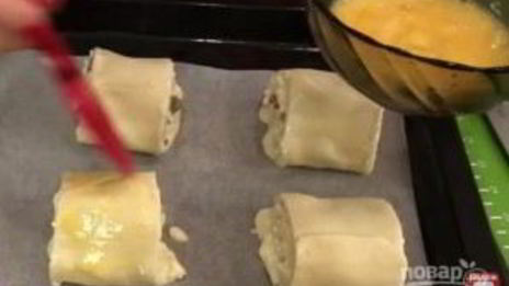 булочки из слоеного теста с творогом и изюмом