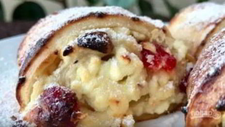 булочки из слоеного теста с творогом и изюмом