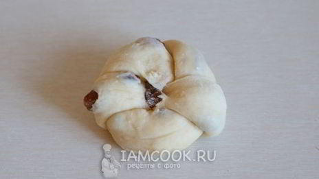 булочки с изюмом из дрожжевого теста