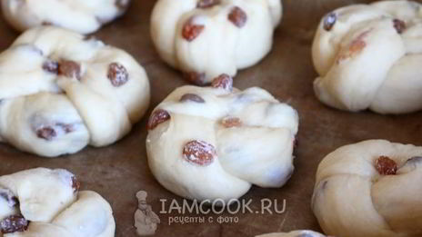 булочки с изюмом из дрожжевого теста