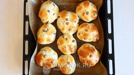 булочки с изюмом из дрожжевого теста