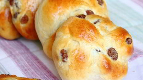 булочки с изюмом из дрожжевого теста