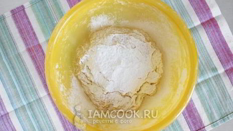 булочки с изюмом из дрожжевого теста