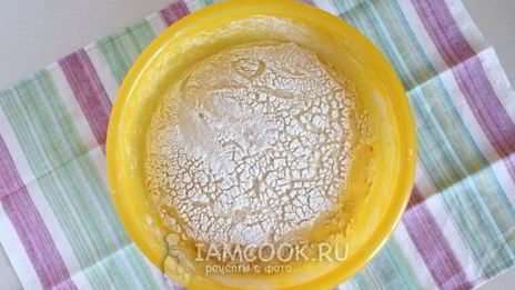 булочки с изюмом из дрожжевого теста