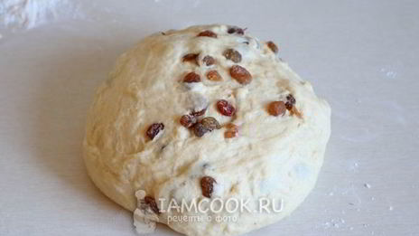 булочки с изюмом из дрожжевого теста