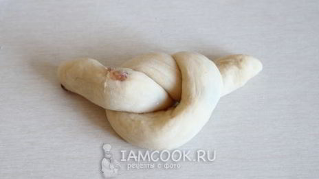 булочки с изюмом из дрожжевого теста