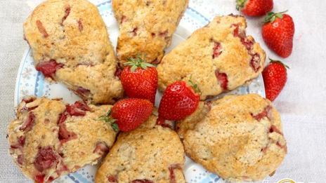 булочки с клубникой