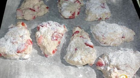 булочки с клубникой