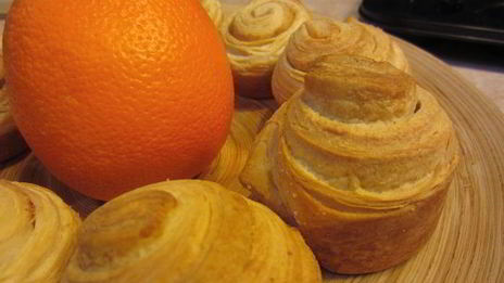 булочки с корицей из слоеного теста