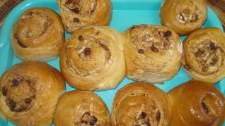 Булочки с корицей, изюмом и яблоками