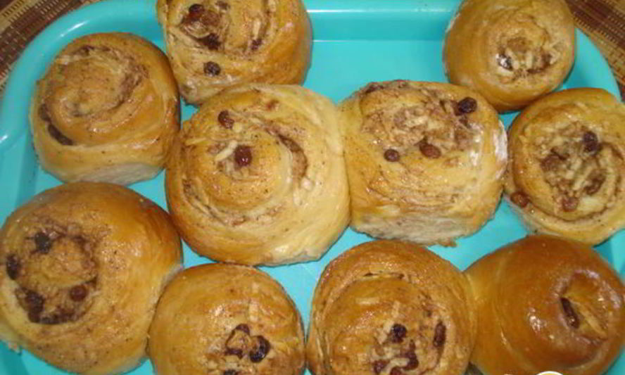 Рецепт булочек с корицей, изюмом и яблоками
