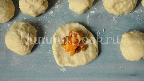 булочки с курагой и изюмом