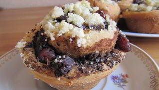 Булочки с шоколадом, вишней и песочной крошкой