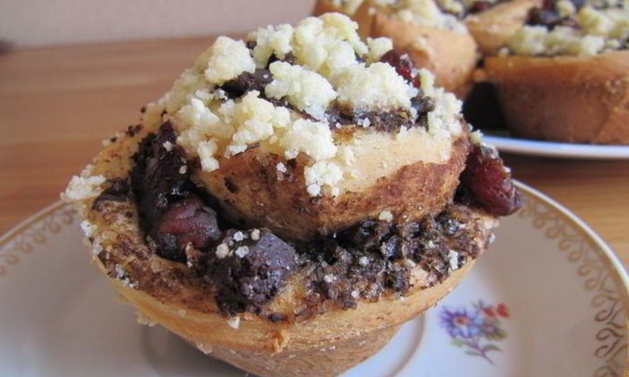 Рецепт булочек с шоколадом, вишней и песочной крошкой