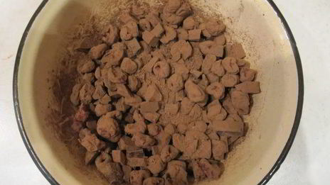 булочки с шоколадом, вишней и песочной крошкой