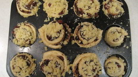 булочки с шоколадом, вишней и песочной крошкой