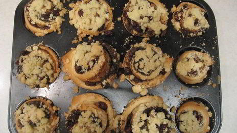 булочки с шоколадом, вишней и песочной крошкой