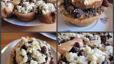 булочки с шоколадом, вишней и песочной крошкой