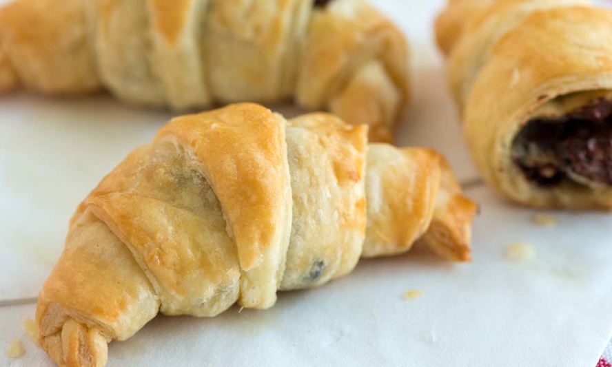 Рецепт быстрых круассанов с шоколадной начинкой
