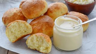 Быстрые творожные булочки со взбитым медом