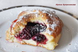 Дрожжевые булочки с ежевикой